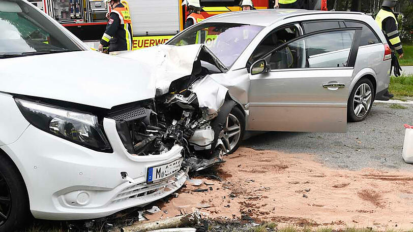 Durch einen Verkehrsunfall auf der A8 bei Hofolding im Landkreis München wurden vier Personen verletzt. Eine Opelfahrerin kollidierte mit ihrem Fahrzeug mit einem Kleinbus.