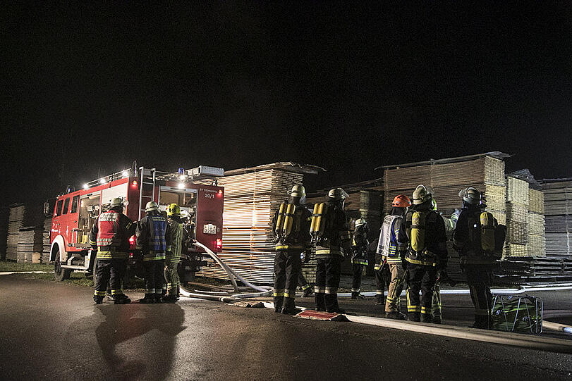 Bilder vom großen Feuerwehreinsatz in Fridolfing am Dienstagabend. Der Sachschaden ist nach dem Brand eines Sägewerks immens.