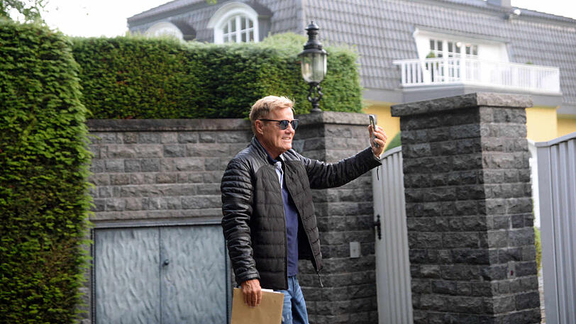 Dieter Bohlen vor seiner Villa in Tötensen (Archivbild).