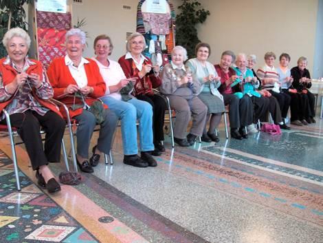 Die Frauen der Diakonie Hasenbergl treffen sich ein Mal in der Woche zum gemeinsamen Stricken.