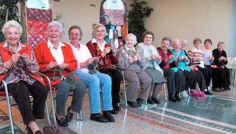 Die Frauen der Diakonie Hasenbergl treffen sich ein Mal in der Woche zum gemeinsamen Stricken. Die Frauen der Diakonie Hasenbergl treffen sich ein Mal in der Woche zum gemeinsamen Stricken.