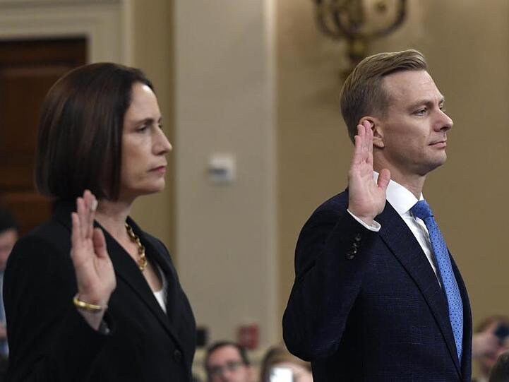 Fiona Hill, ehemalige Mitarbeiterin des US-Sicherheitsrates, und David Holmes, US-Diplomat in der Ukraine, werden vereidigt.