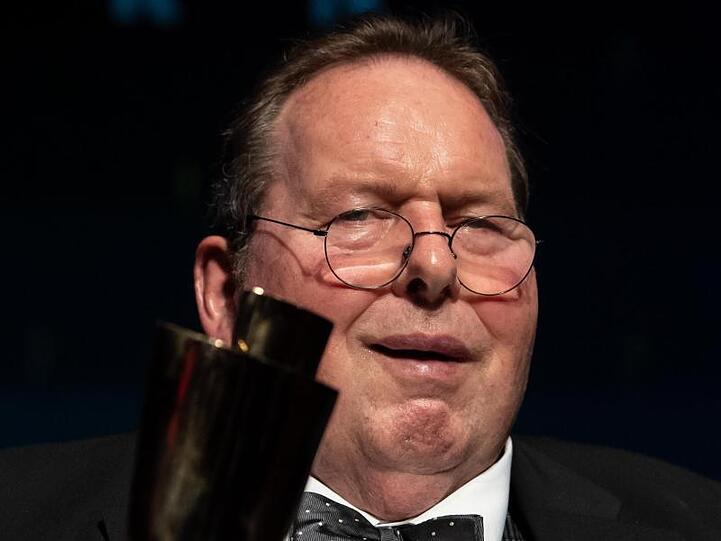 Ottfried Fischer, Schauspieler und Kabarettist, hält den Sonderpreis in den Händen. Foto: Sven Hoppe/dpa