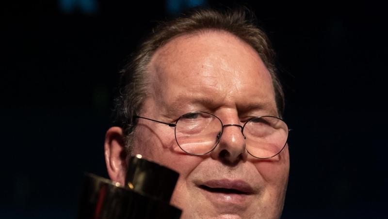 Ottfried Fischer, Schauspieler und Kabarettist, hält den Sonderpreis in den Händen. Foto: Sven Hoppe/dpa Ottfried Fischer, Schauspieler und Kabarettist, hält den Sonderpreis in den Händen. Foto: Sven Hoppe/dpa