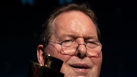 Ottfried Fischer, Schauspieler und Kabarettist, hält den Sonderpreis in den Händen. Foto: Sven Hoppe/dpa