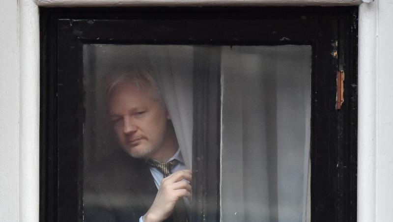 Wikileaks-Gründer Julian Assange an einem Fenster der ecuadorianischen Botschaft (Archiv). Der britische Strafgerichtshof hat den US-Auslieferungsantrag für Assange abgelehnt.
