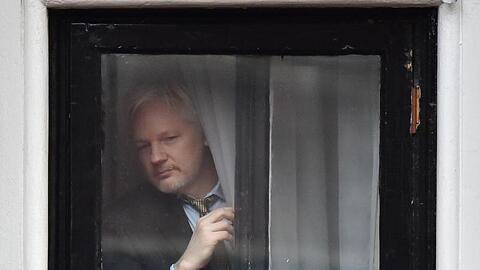 Wikileaks-Gründer Julian Assange an einem Fenster der ecuadorianischen Botschaft (Archiv). Der britische Strafgerichtshof hat den US-Auslieferungsantrag für Assange abgelehnt.