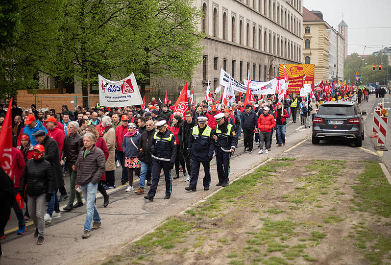 Großer Demozug durch München am Tag der Arbeit. Rund 4.000 Menschen beteiligten sich an der Kundgebung. Die Bilder.