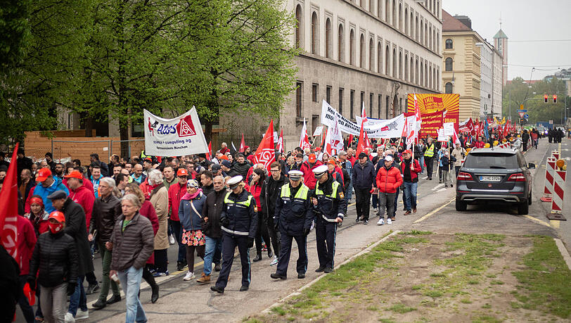 Großer Demozug durch München am Tag der Arbeit. Rund 4.000 Menschen beteiligten sich an der Kundgebung. Die Bilder. Großer Demozug durch München am Tag der Arbeit. Rund 4.000 Menschen beteiligten sich an der Kundgebung. Die Bilder.