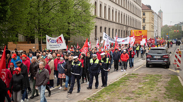 Großer Demozug durch München am Tag der Arbeit. Rund 4.000 Menschen beteiligten sich an der Kundgebung. Die Bilder.