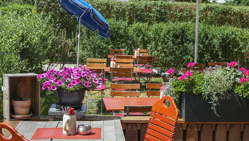 Blumendeko gehört in einer Schrebergarten-Gastro natürlich dazu. Blumendeko gehört in einer Schrebergarten-Gastro natürlich dazu.