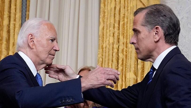 Joe Biden (l.) begnadigt seinen Sohn Hunter.