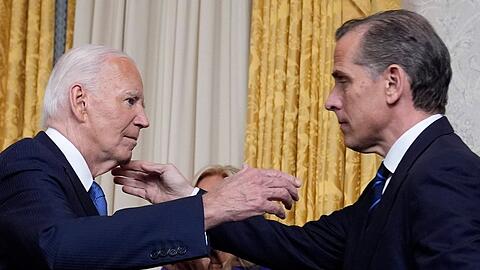 Joe Biden (l.) begnadigt seinen Sohn Hunter.