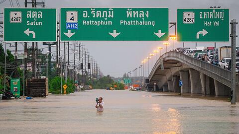 Stra&szlig;en in S&uuml;dthailand stehen teils meterhoch unter Wasser