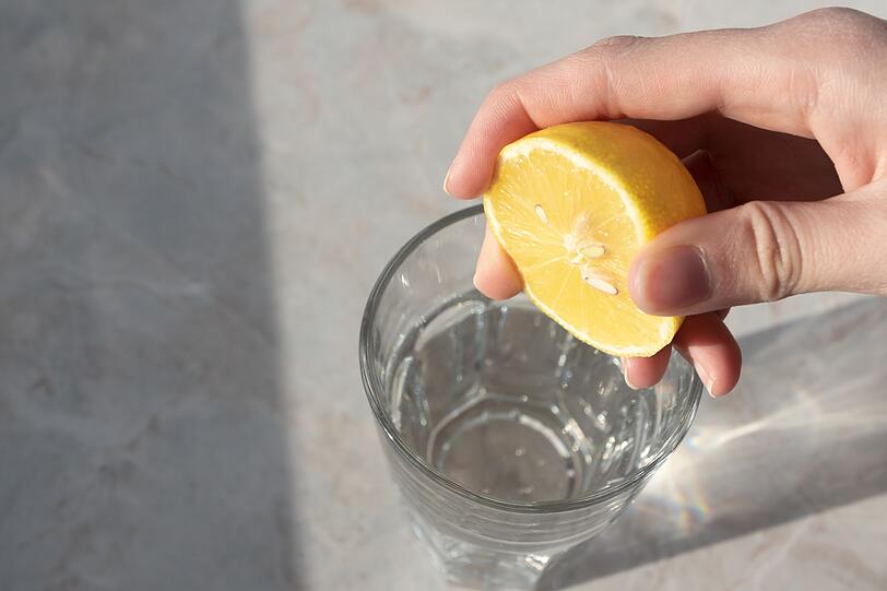 Ein weiterer DIY-Kosmetikartikel aus Zitronen und ganz ohne Chemie ist ein Mundwasser gegen Mundgeruch. Zitronen wirken antibakteriell und so hilft Zitronenwasser auch gegen Bakterien im Mundbereich. Für einen nachhaltigen Effekt sollte man die Zitronen-Spülung mit etwas Meersalz täglich frisch zubereiten und mehrmals am Tag anwenden. Ein weiterer DIY-Kosmetikartikel aus Zitronen und ganz ohne Chemie ist ein Mundwasser gegen Mundgeruch. Zitronen wirken antibakteriell und so hilft Zitronenwasser auch gegen Bakterien im Mundbereich. Für einen nachhaltigen Effekt sollte man die Zitronen-Spülung mit etwas Meersalz täglich frisch zubereiten und mehrmals am Tag anwenden.