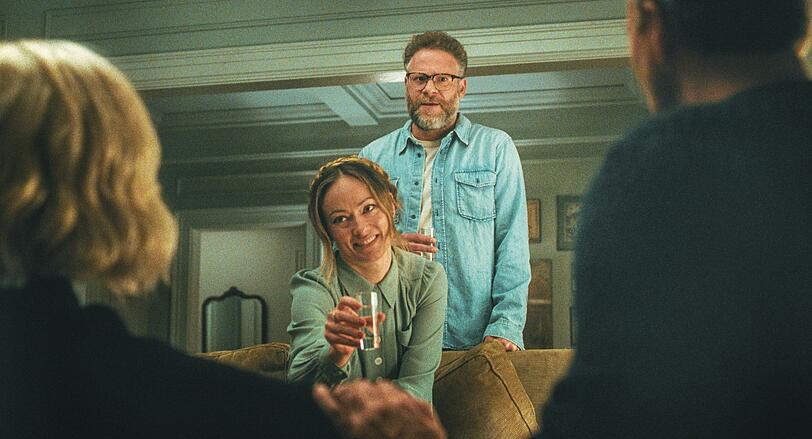 Angela (Olivia Wilde) und Joe (Seth Rogen) haben Probleme mit sich selbst und Probleme mit ihren Nachbarn. Vielleicht macht ein Dinnerabend zu viert ja alles besser? Angela (Olivia Wilde) und Joe (Seth Rogen) haben Probleme mit sich selbst und Probleme mit ihren Nachbarn. Vielleicht macht ein Dinnerabend zu viert ja alles besser?