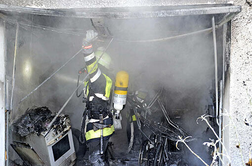 Garagen-Brand in Ramersdorf: Die Garage ist vollständig ausgebrannt. Auch das angrenzende Wohnhaus fing Feuer. die Bilder vom Feuerwehr-Einsatz.