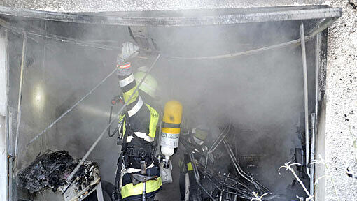 Garagen-Brand in Ramersdorf: Die Garage ist vollständig ausgebrannt. Auch das angrenzende Wohnhaus fing Feuer. die Bilder vom Feuerwehr-Einsatz. Garagen-Brand in Ramersdorf: Die Garage ist vollständig ausgebrannt. Auch das angrenzende Wohnhaus fing Feuer. die Bilder vom Feuerwehr-Einsatz.