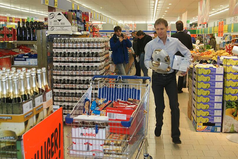 Einkaufen mal anders. Beim Speedshopping im Lidl dürfen sich fünf Münchner nach Lust und Laune bedienen - ohne dafür zu zahlen. Allerdings haben sie nur drei Minuten Zeit dafür. Die besten Bilder von einer rasanten Einkaufstour.