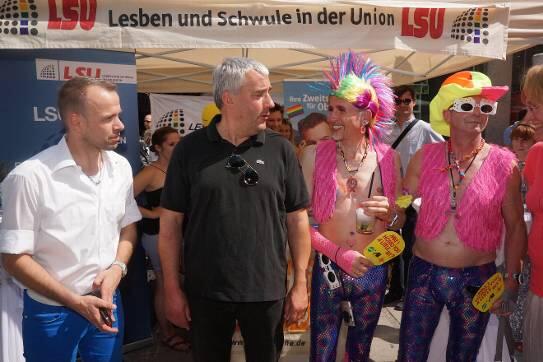 Kultusminister Ludwig Spaenle schaut etwas verdutzt nach links. Er steht beim Christopher-Street-Day im Juli in München vor dem LSU Stand Andreas Möhring (l.).