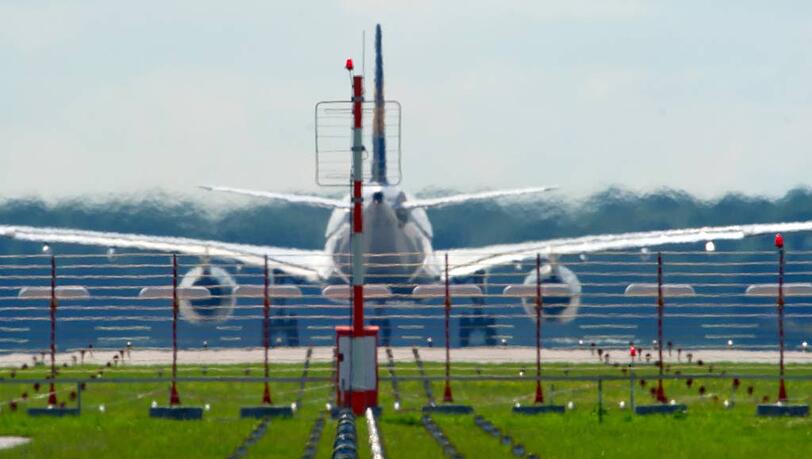 Laut Medienberichten soll ein Flugzeug vor der indonesischen Insel Bali entführt worden sein (Archivbild). Laut Medienberichten soll ein Flugzeug vor der indonesischen Insel Bali entführt worden sein (Archivbild).