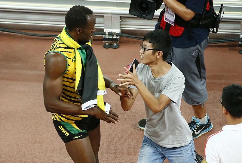 Der tiefe Fall des Usain Bolt: Ein Kameramann auf zwei Rädern brachte den Sprint-Superstar aus dem Tritt.