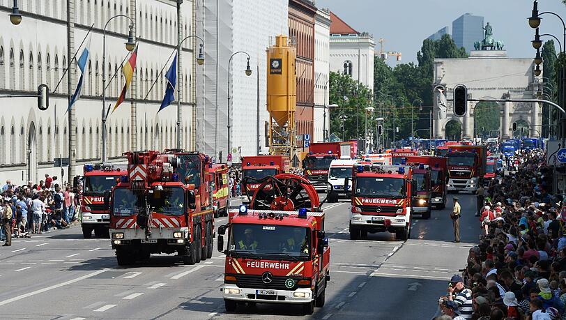 München feiert das 150-jährige Bestehen ihrer Feuerwehr mit einer großen Parade. München feiert das 150-jährige Bestehen ihrer Feuerwehr mit einer großen Parade.