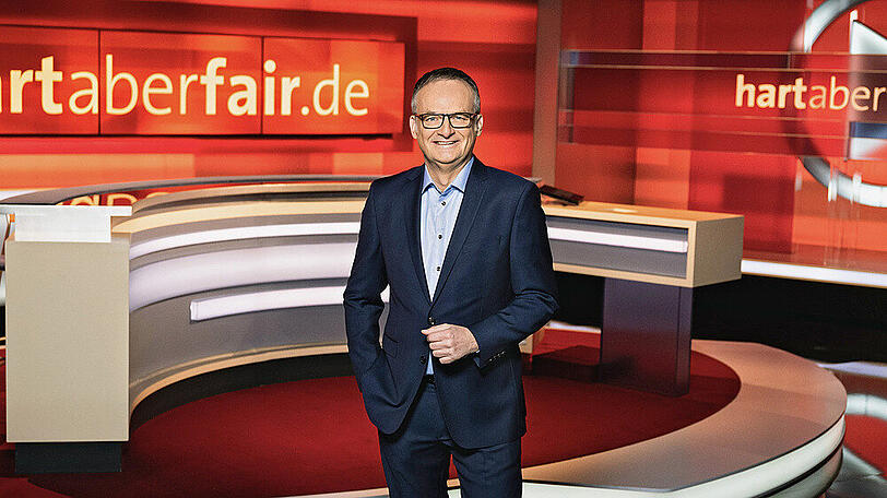 Frank Plasberg begrüßt am Montag in einem "hart aber fair extra" mehrere Gäste.