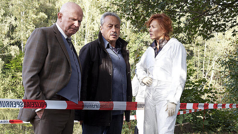 Mit runtergelassener Hose erschlagen...das Szenario gibt Stubbe (Wolfgang Stumph), Zimmermann (Lutz Mackensy) und Marlene (Heike Trinker) Rätsel auf. Mit runtergelassener Hose erschlagen...das Szenario gibt Stubbe (Wolfgang Stumph), Zimmermann (Lutz Mackensy) und Marlene (Heike Trinker) Rätsel auf.