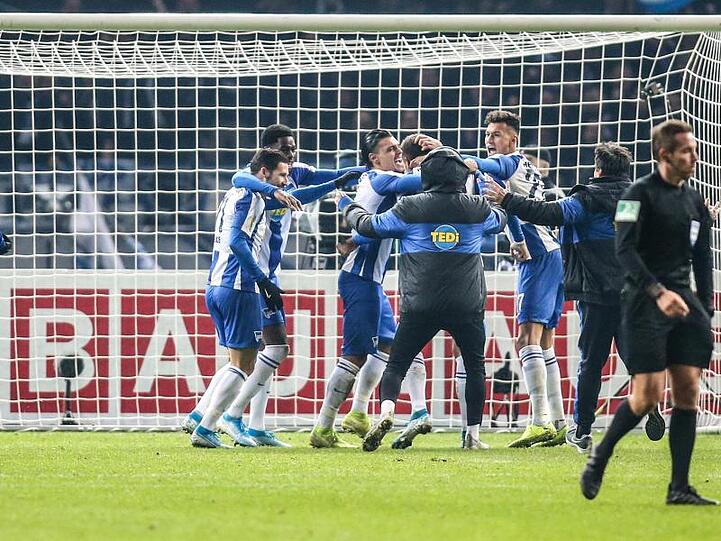 Die Hertha-Profis feiern ihren Sieg im Elfmeterschießen.