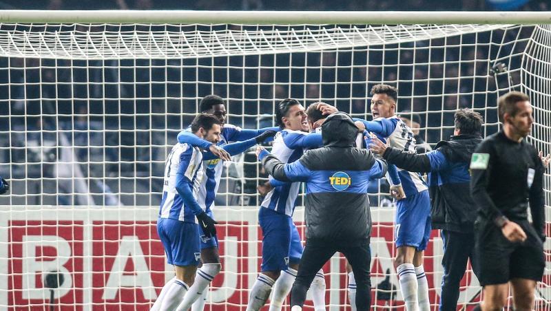 Die Hertha-Profis feiern ihren Sieg im Elfmeterschießen. Die Hertha-Profis feiern ihren Sieg im Elfmeterschießen.