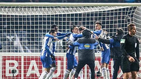 Die Hertha-Profis feiern ihren Sieg im Elfmeterschießen.