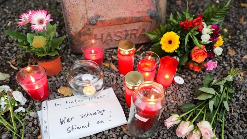 Kerzen, Blumen und ein Zettel mit der Aufschrift "In tiefer Trauer Wer schweigt stimmt zu!" vor einem Dönerladen. Foto: Jan Woitas/dpa-Zentralbild/dpa Kerzen, Blumen und ein Zettel mit der Aufschrift "In tiefer Trauer Wer schweigt stimmt zu!" vor einem Dönerladen. Foto: Jan Woitas/dpa-Zentralbild/dpa