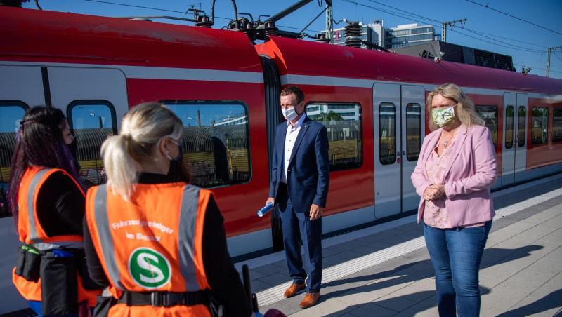 Verkehrsministerin Schreyer (r, CSU) redet mit S-Bahn Mitarbeitern. Hinten (l) steht der Bayern-Beauftragte der Bahn, K.D. Josel. Foto: Lino Mirgeler/dpa/Archivbild Verkehrsministerin Schreyer (r, CSU) redet mit S-Bahn Mitarbeitern. Hinten (l) steht der Bayern-Beauftragte der Bahn, K.D. Josel. Foto: Lino Mirgeler/dpa/Archivbild