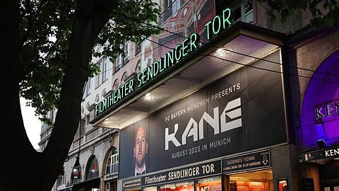 Das Filmtheater am Sendlinger Tor: Hier läuft "Rehragout-Rendezvous", die Fassade ist aber noch vom FC Bayern belegt.