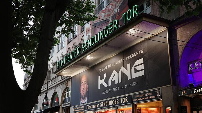 Das Filmtheater am Sendlinger Tor: Hier läuft "Rehragout-Rendezvous", die Fassade ist aber noch vom FC Bayern belegt.