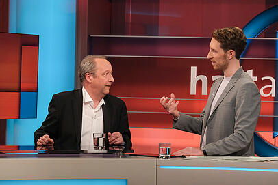 Moderator Louis Klamroth (rechts) diskutierte bei „Hart aber fair“ mit seinen Gästen parallel zur Ministerpräsidentenkonferenz die Migrationsdebatte. Moderator Louis Klamroth (rechts) diskutierte bei „Hart aber fair“ mit seinen Gästen parallel zur Ministerpräsidentenkonferenz die Migrationsdebatte.