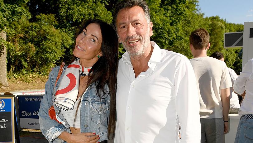 Ugo Crocramo zeigt sich beim Sommerfest von Saskia Greipl mit einer charmanten Begleiterin an seiner Seite. Ugo Crocramo zeigt sich beim Sommerfest von Saskia Greipl mit einer charmanten Begleiterin an seiner Seite.