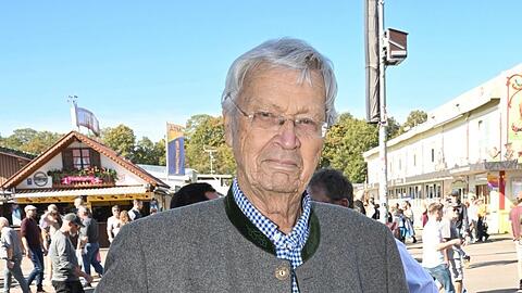 F&uuml;r ihn ist es am Dienstag der erste Wiesnbesuch in diesem Jahr: Kabarettist Gerhard Polt auf seinem Weg in die Kalbsbraterei.
