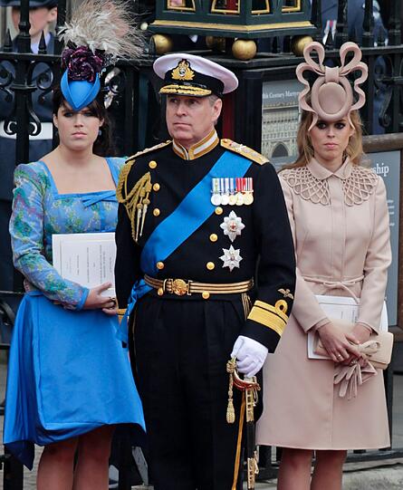 Prinz Andrew, Williams Onkel, mit seinen Töchtern Eugenie und Beatrice.