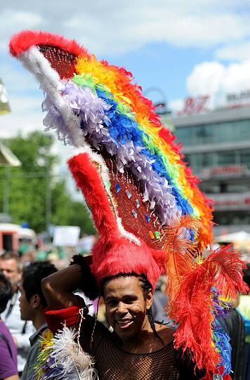 Fantasievoll bekleidet feiern am Samstag die Teilnehmer auf der Parade zum Christopher Street Day (CSD) in Berlin.