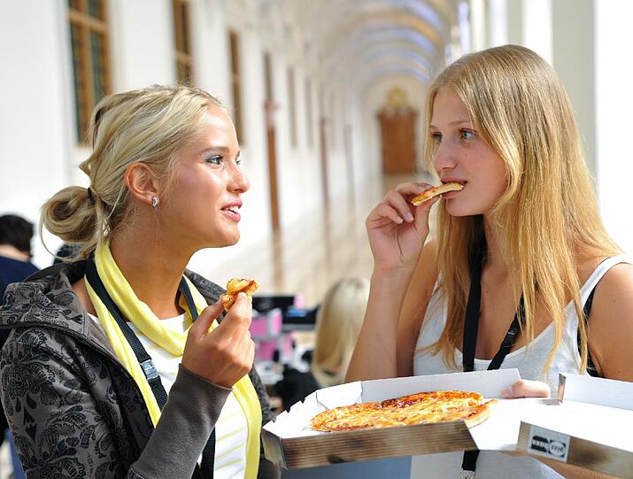 Bevor die Show im Vier-Schimmel-Saal der Residenz beginnt, gibts für alle Mädels Pizza!