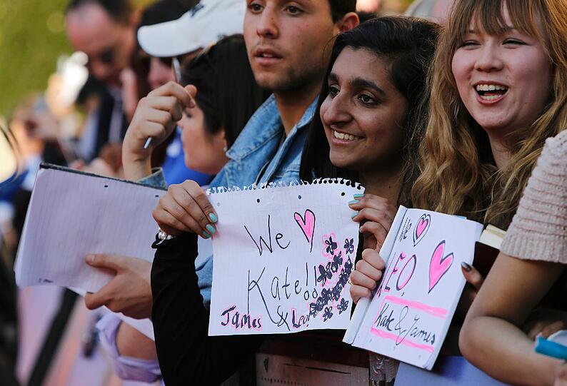Die - überwiegend weiblichen - Fans warteten aber vor allem auf zwei ganz besondere Stars...