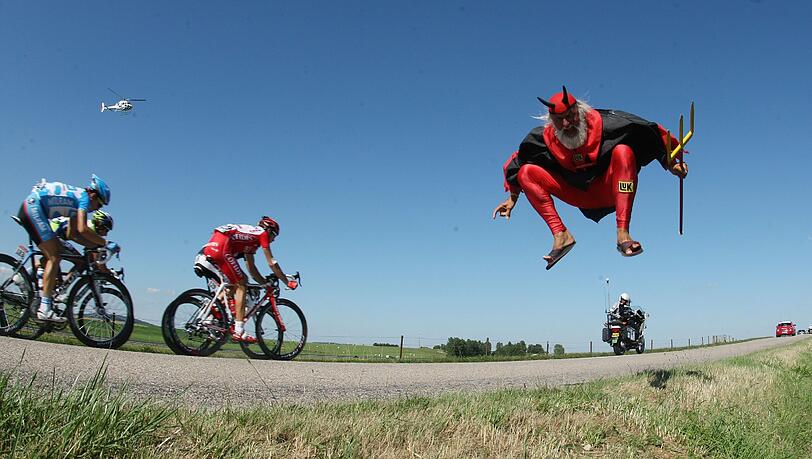 Statt an den steilen Rampen auf das Peloton zu warten, verfolgt Senft die Tour 2012 nur vom Fernseher aus. Statt an den steilen Rampen auf das Peloton zu warten, verfolgt Senft die Tour 2012 nur vom Fernseher aus.