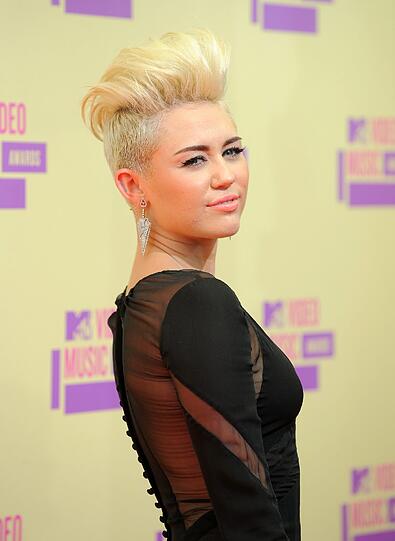 Bei den MTV Music Awards in L.A. zeigt sich die US Schauspielerin und Sängerin Miley Cyrus im völlig neuen Look: Schrill, grell und kurhaarig. Die Bilder von ihrem Auftritt.