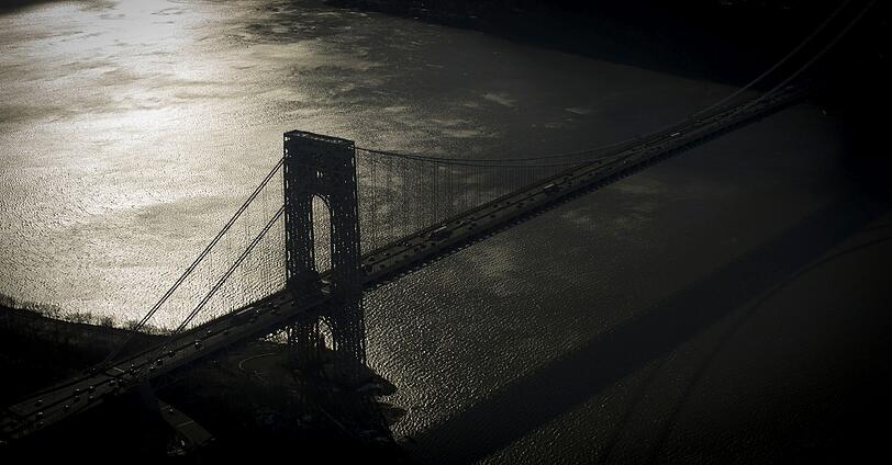 Die George-Washington-Bridge verbindet als einzige Brücke New York City mit dem westlichen Festland von New Jersey - einem Nachbarn, über den die New Yorker sich gerne herablassend äußern, da es in New Jersey "ländlicher" zugehe als im großen New York, das niemals schläft. Spektakuläre Luftaufnahmen aus New York City - die Bilder zum Durchklicken!