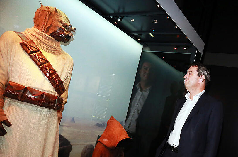 Allein unter Sturmtruppen: Die Bilder von Markus Söders Auftritt in der Ausstellung "Star Wars - Identities".