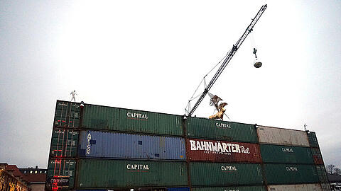 Auf dem Viehhof-Gelände stapeln sich die Seecontainer vom Verein Wannda. Dahinter ist der Märchenbazar aufgebaut und das &bdquo;Bahnwärter Thiel&ldquo;, in dem Konzerte und Partys stattfinden.