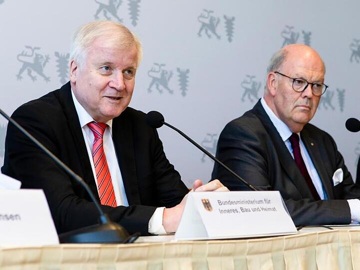 Auf der Innenministerkonferenz im schleswig-holsteinischen Kiel halten Bundesinnenminister Horst Seehofer (CSU, l-r) und Hans-Joachim Grote (CDU), Innenminister von Schleswig-Holstein, eine Pressekonferenz zusammen.