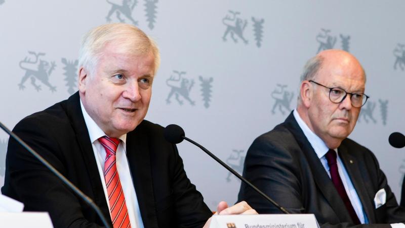Auf der Innenministerkonferenz im schleswig-holsteinischen Kiel halten Bundesinnenminister Horst Seehofer (CSU, l-r) und Hans-Joachim Grote (CDU), Innenminister von Schleswig-Holstein, eine Pressekonferenz zusammen. Auf der Innenministerkonferenz im schleswig-holsteinischen Kiel halten Bundesinnenminister Horst Seehofer (CSU, l-r) und Hans-Joachim Grote (CDU), Innenminister von Schleswig-Holstein, eine Pressekonferenz zusammen.
